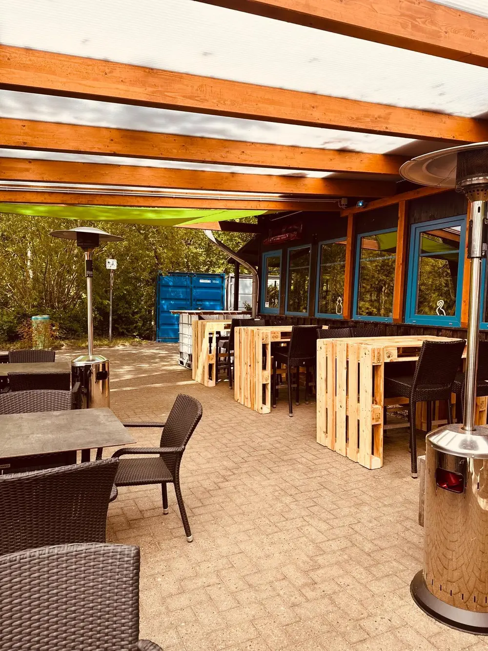Gäste an der Beachbar12