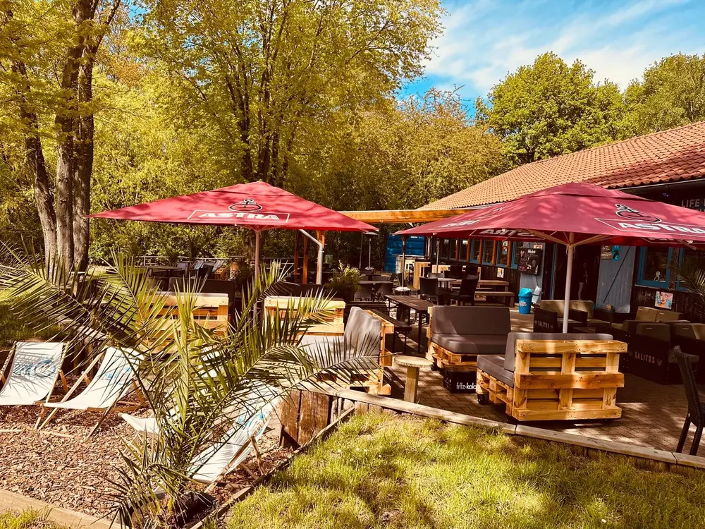 Blick über den Badesee Lahde von der Beachbar12